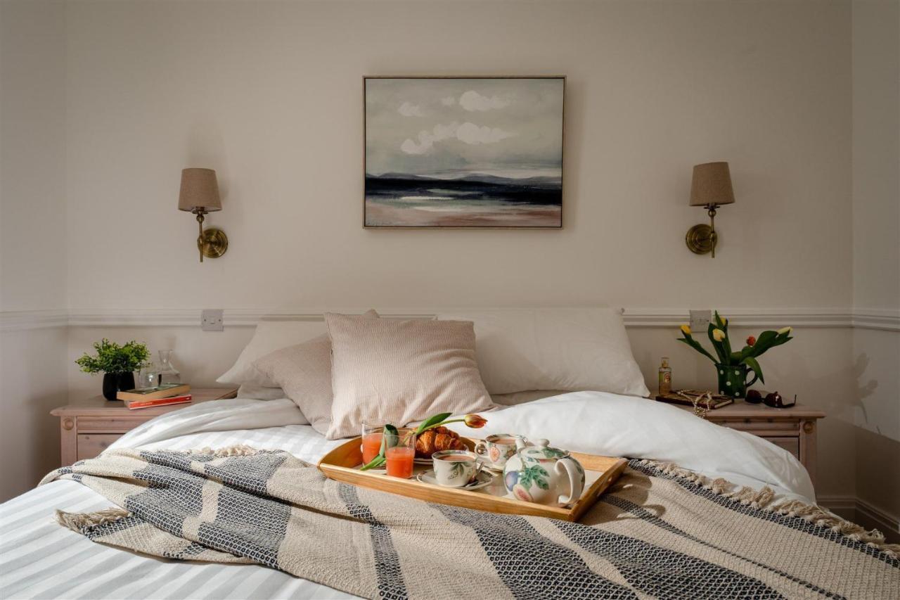 Uphigh - Elevated Family Home With Stunning River Views 다트머스 외부 사진